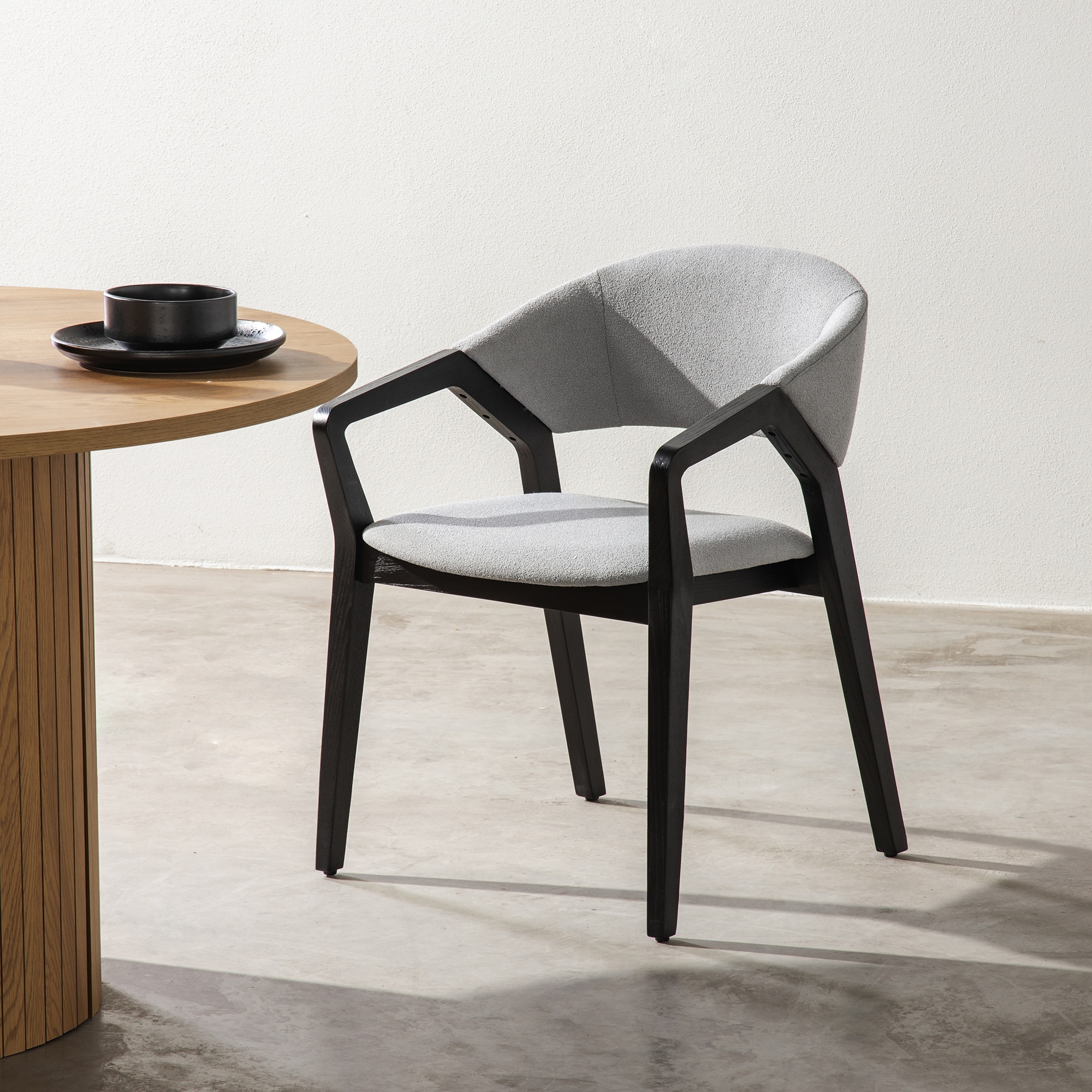 krzeslo-do-jadalni-dovre-szare-boucleczarne-nozki (1)