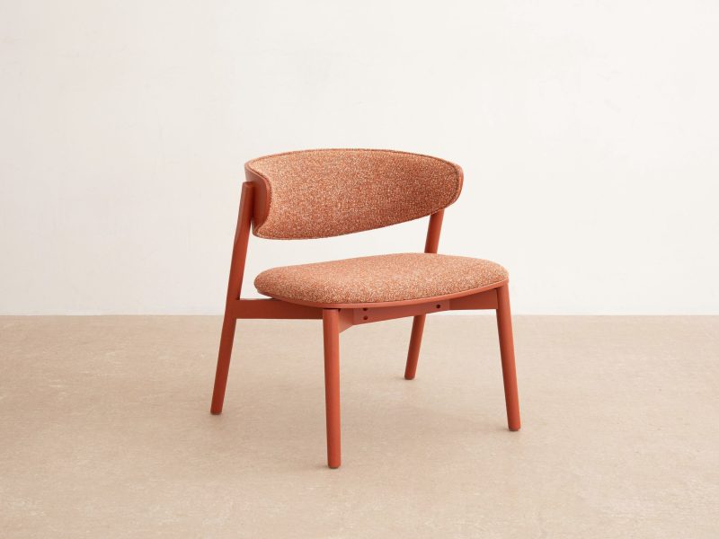 Remoli lenestol i rød bouclé – naturlig eleganse med myk komfort