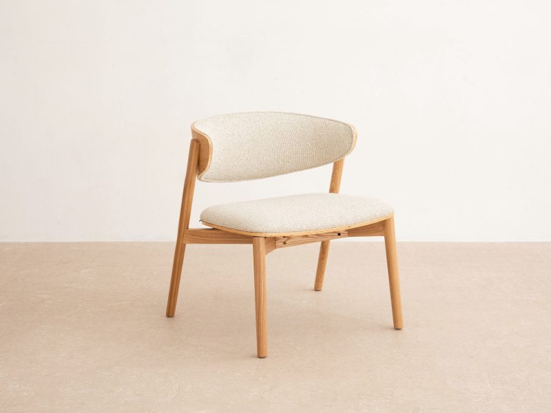 Remoli lenestol i beige bouclé – tidløs komfort med naturlig treverk