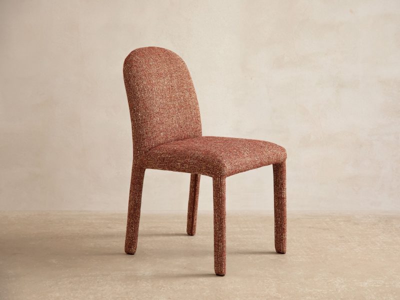 Dolsa spisestol – komfort og karakter i rød chenille