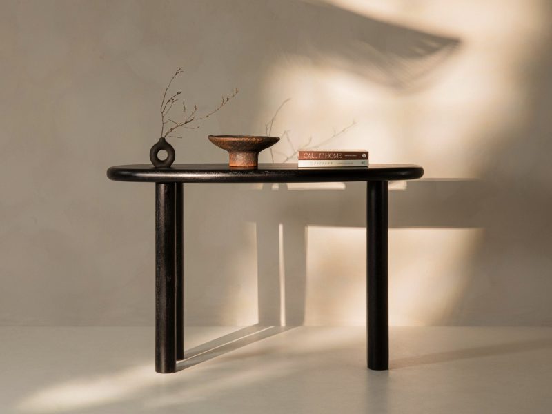 Aita konsollbord – asymmetri møter skulpturell eleganse