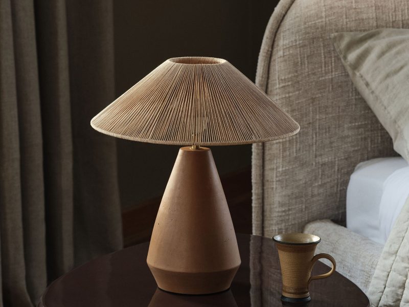 Ina bordlampe – Naturlig terrakotta og varm stemning