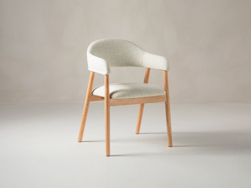 Hera spisestol – offwhite bouclé med treben og armlener
