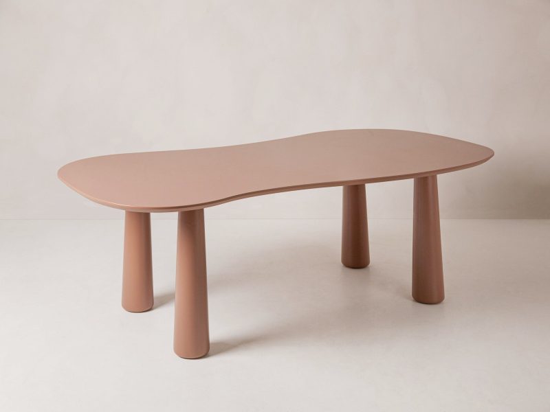 Pablo spisebord – 200 cm organisk form i amber-brun MDF