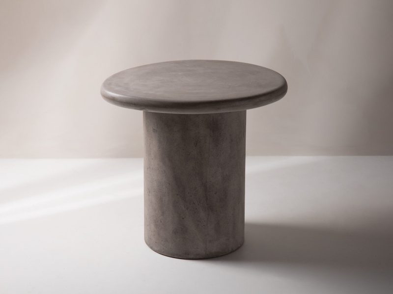 Daria sidebord – grå betong, organisk oval form (inne/ute)