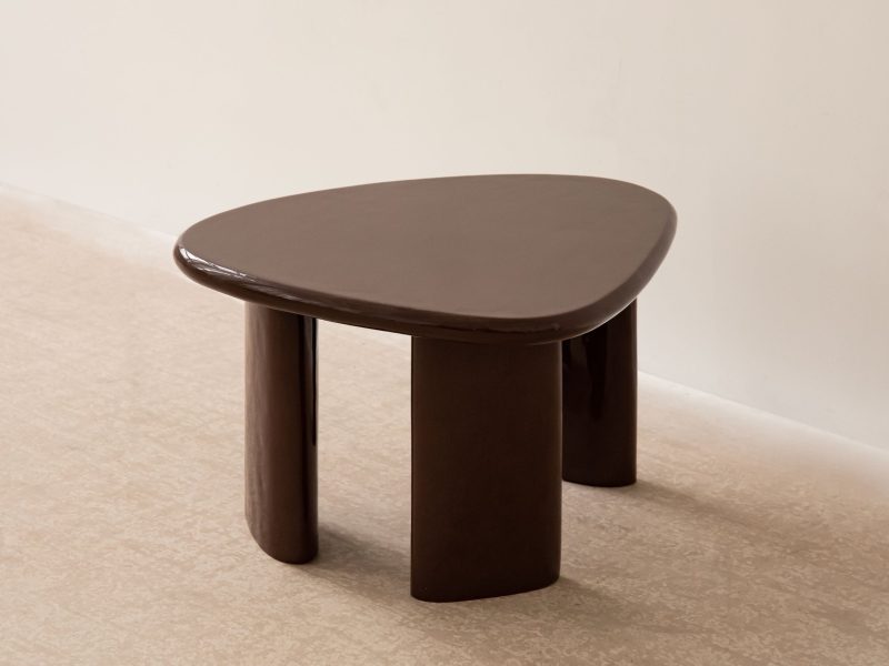 Lawrence sofabord – brun glossy finish med organisk form