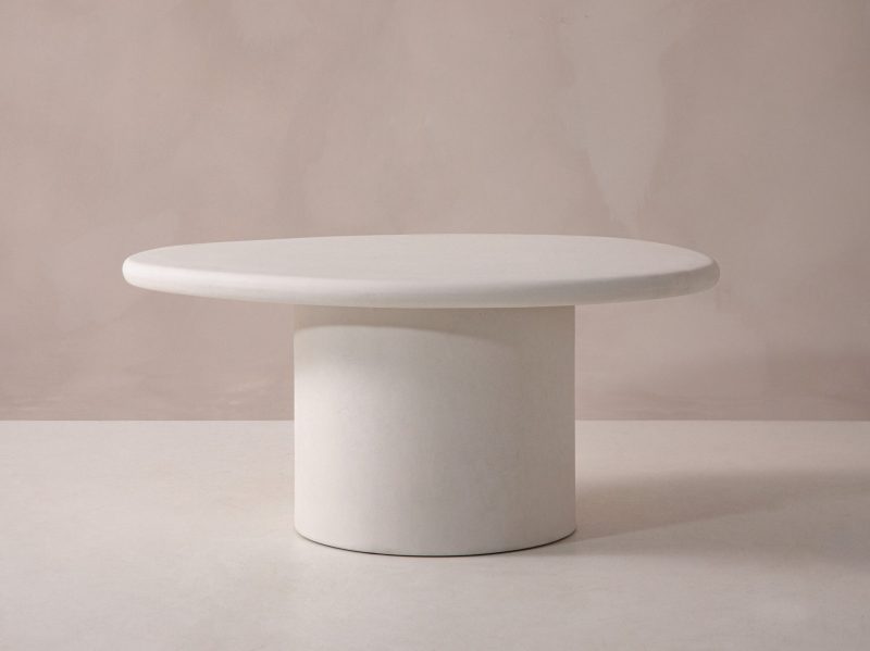 Daria sofabord – 85 cm i hvit betong, organisk oval form (inne/ute)