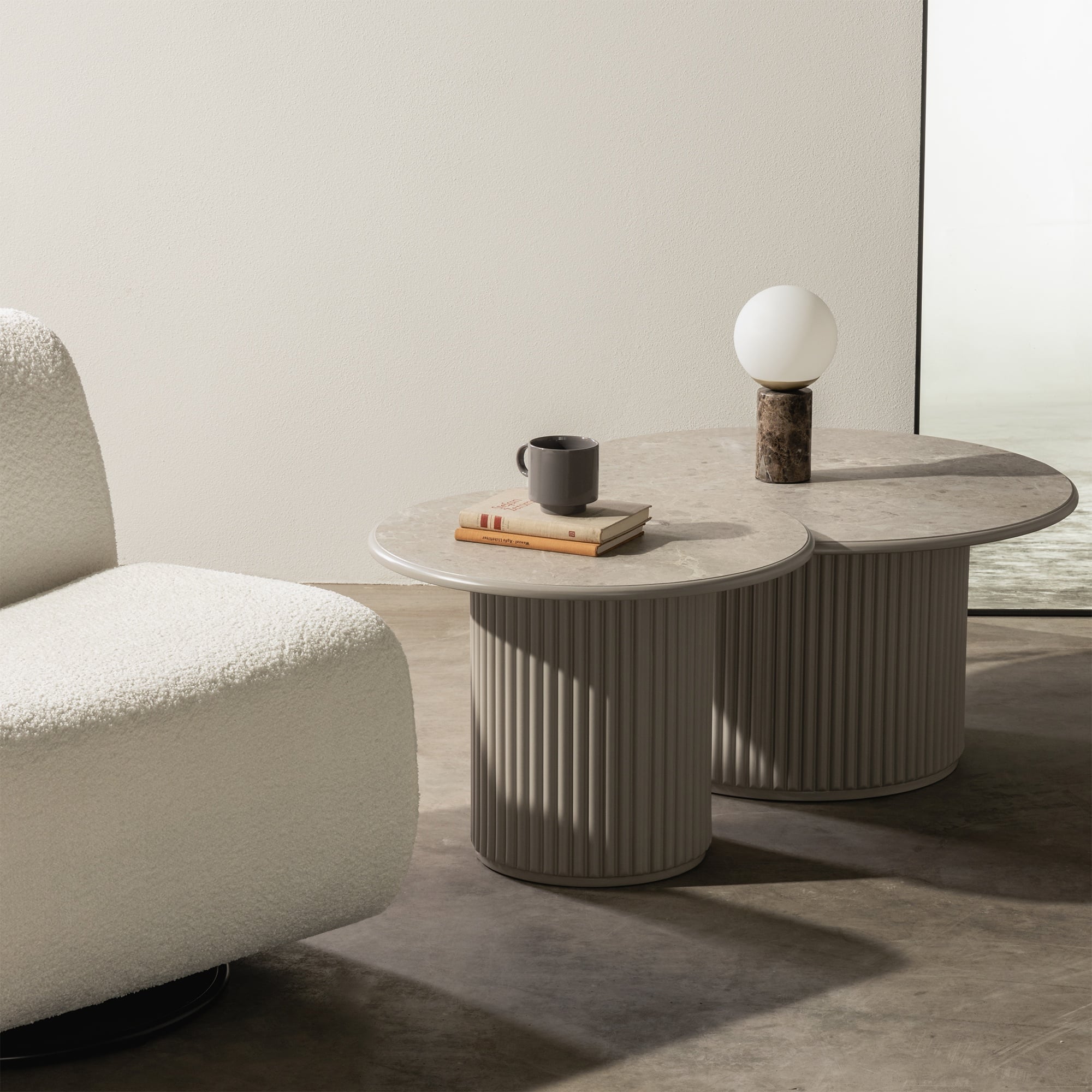 stolik-kawowy-livorno-80-cm-okragly-szary-lamele-dekor-marmuru-305.jpg