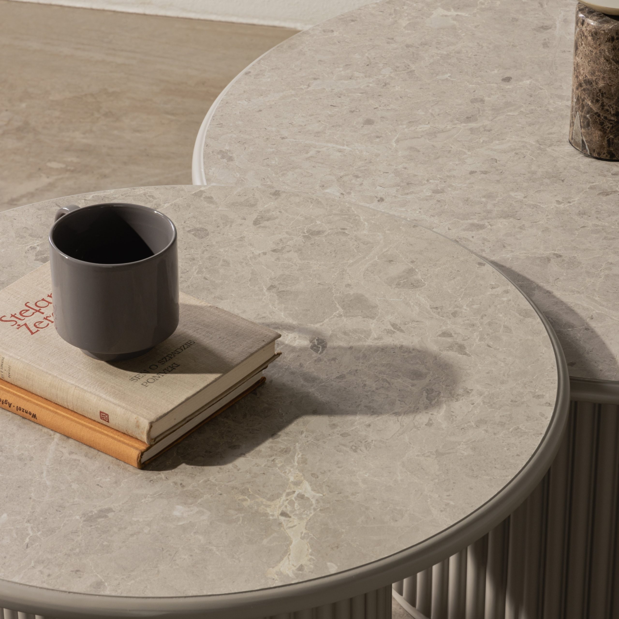 stolik-kawowy-livorno-80-cm-okragly-szary-lamele-dekor-marmuru-306.jpg